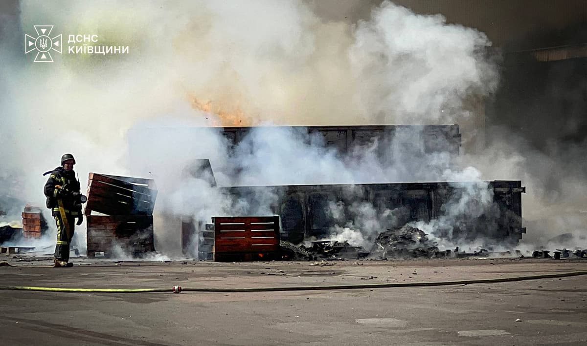 Рятувальники на Київщині гасять пожежі під загрозою повторних ударів