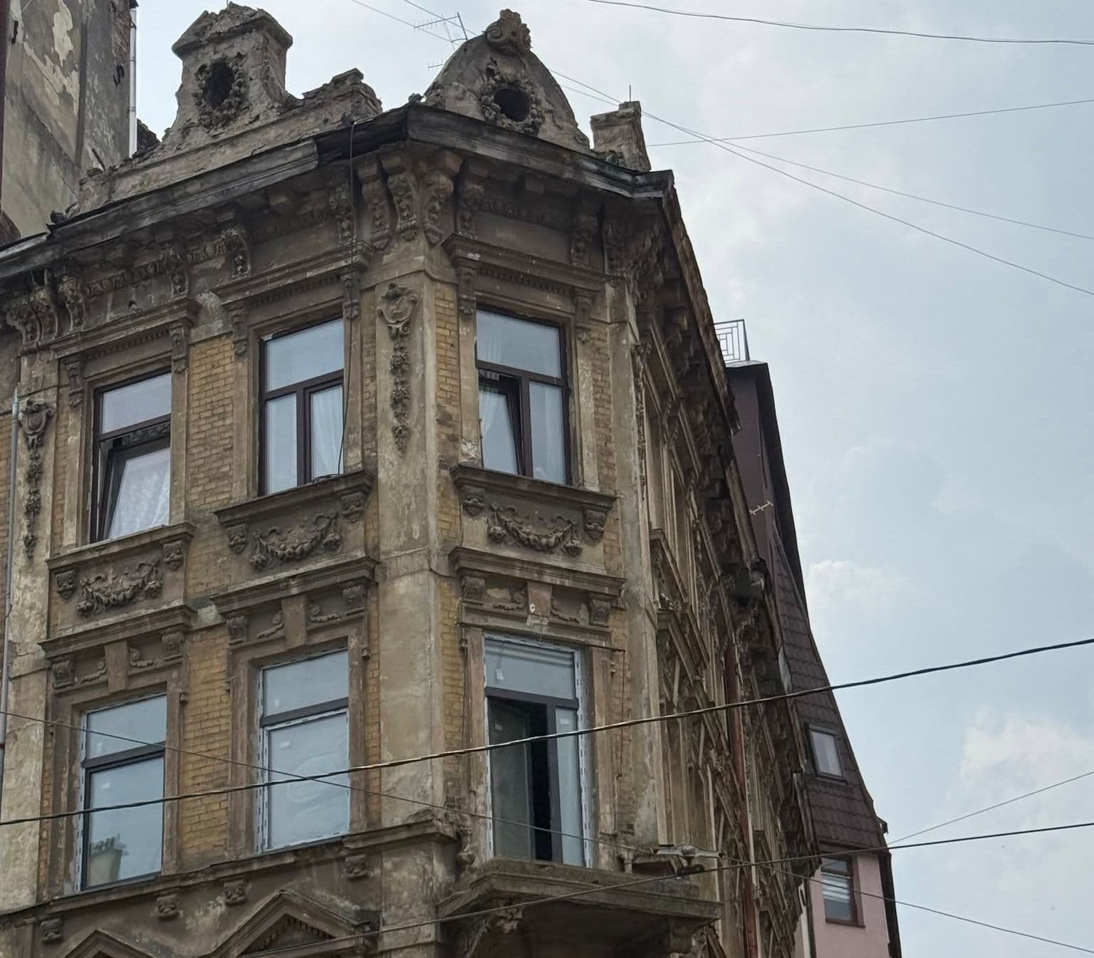 Власник житла на Хмельницького зніс несучі стіни без дозволів, але програв справу мерії / фото Офісу охорони культурної спадщини.