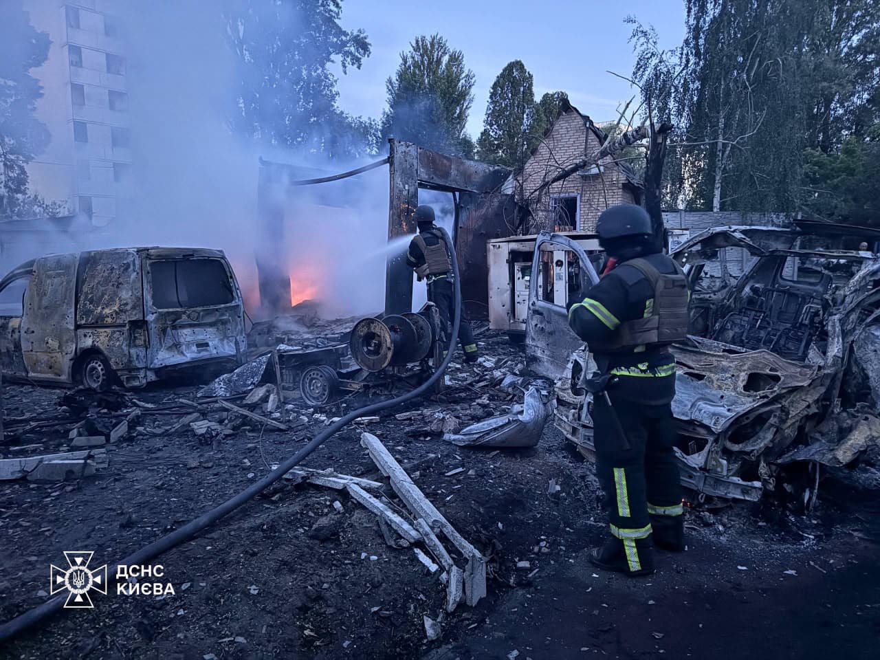 Унаслідок масованої атаки російських військ на Київ 2 червня кількість поранених збільшилася до 65 осіб / Фото: ДСНС