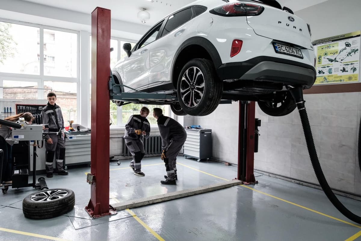На Львівщині відкрили сучасний автоцентр для студентів та ветеранів: як він виглядає та кого там навчатимуть