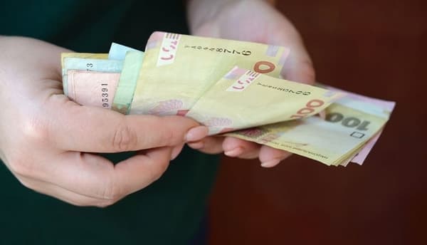 Від одноразової помочі до професійних прохачів. Які рекордні суми допомоги депутатів отримували львів'яни