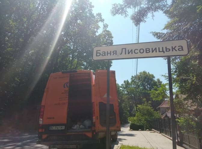 На Львівщині відновлюють дорожні знаки на в’їздах та виїздах із населених пунктів