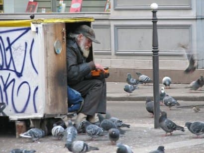 Львів’ян просять не проходити на вулицях повз людей, які потребують допомоги