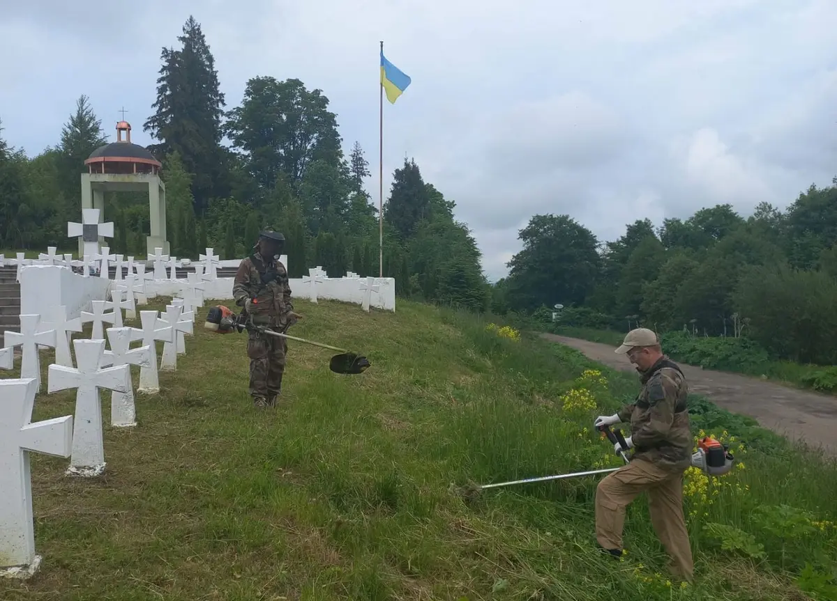 На Львівщині впорядкували три відомі військові меморіали: де саме провели благоустрій