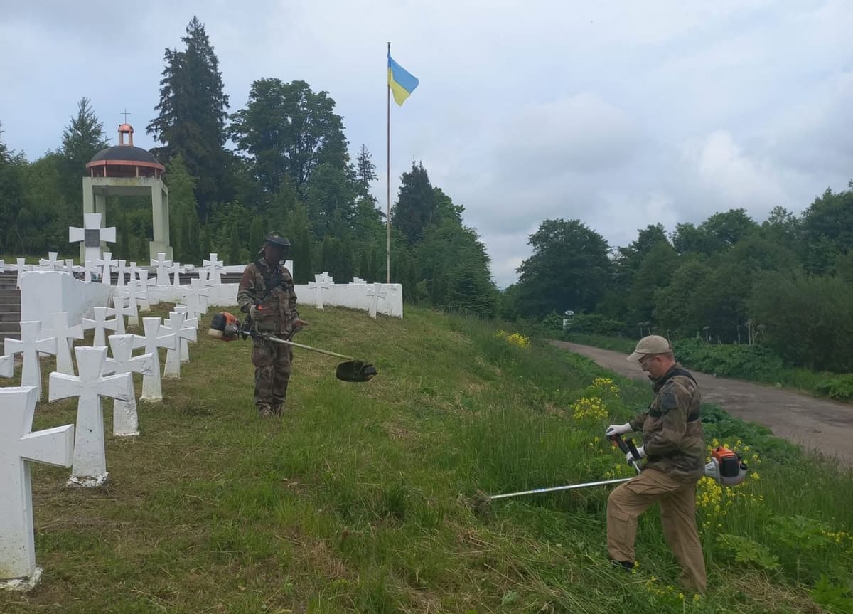 На Львівщині впорядкували три відомі військові меморіали: де саме провели благоустрій