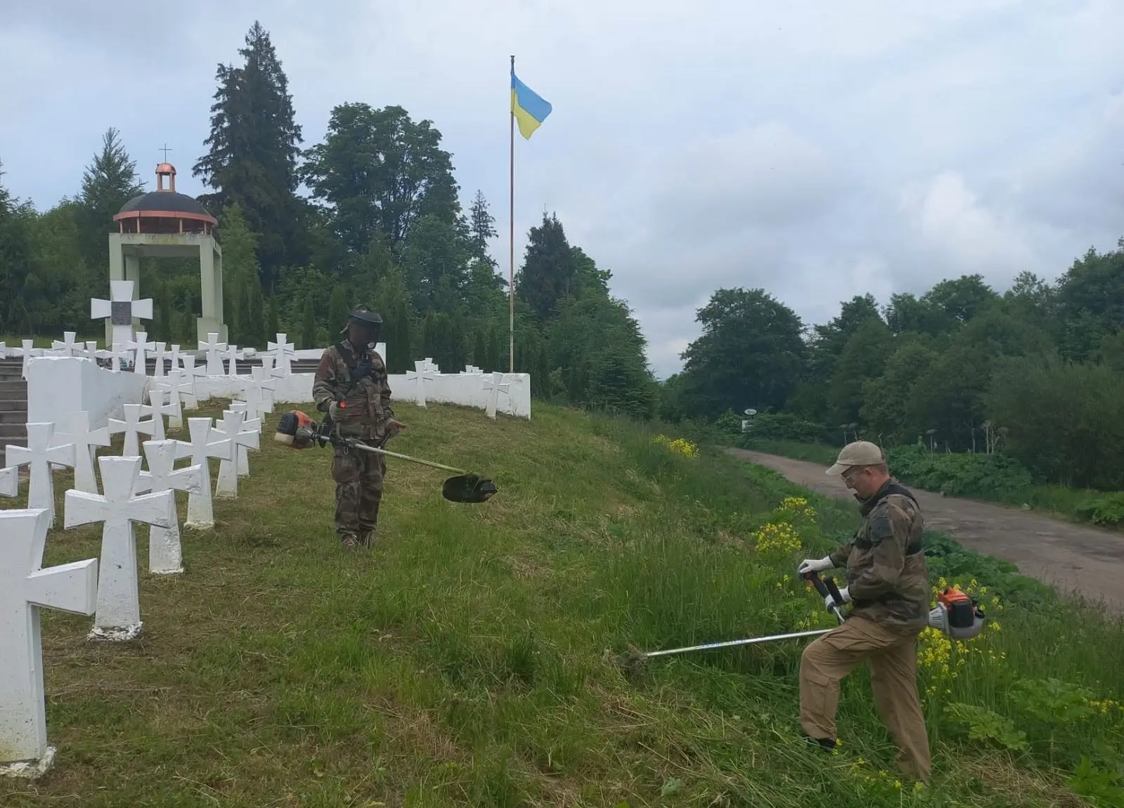 Роботи із сезонного благоустрою місць спочинку українських Героїв тривали впродовж тижня / фото Львівської облради