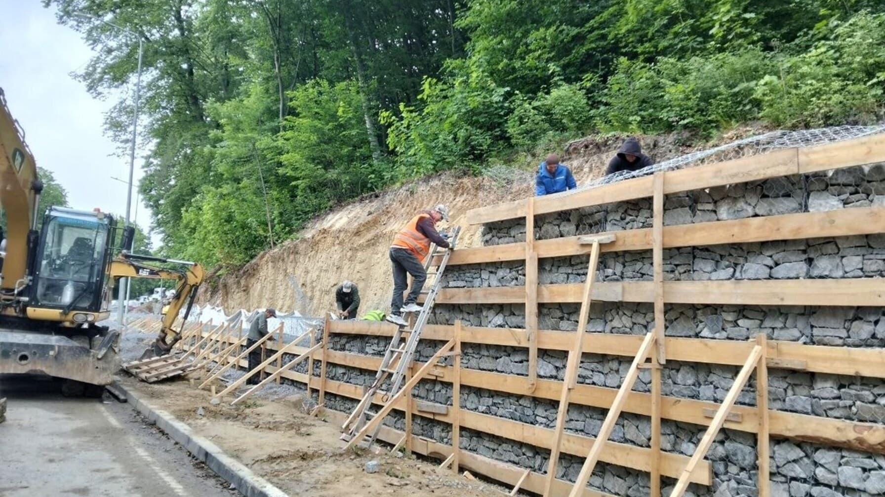 Комунальники залучили спецтехніку для капітального ремонту схилів на межі міста, де водіям доводиться стояти у реверсних заторах / фото ЛМР