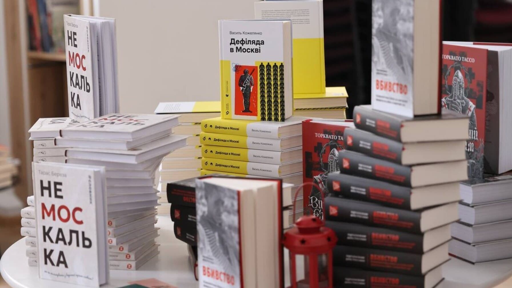 Книги, що перемогли у конкурсі викладені на столику. фото: лмр