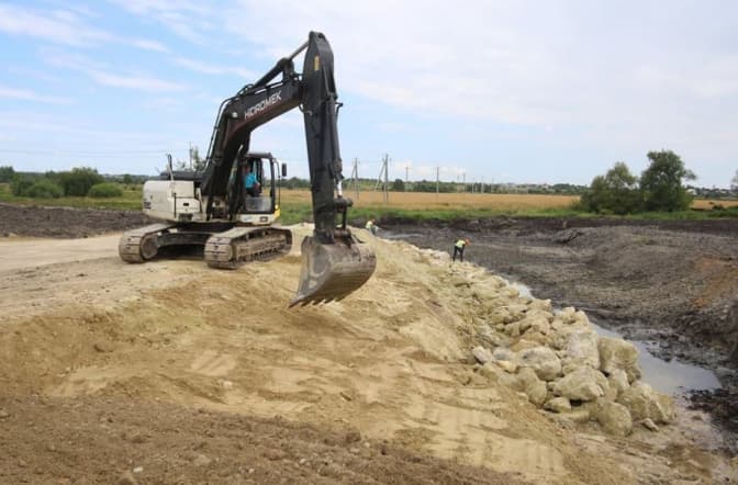 Нову дорогу до Білогорщі добудують наступного року