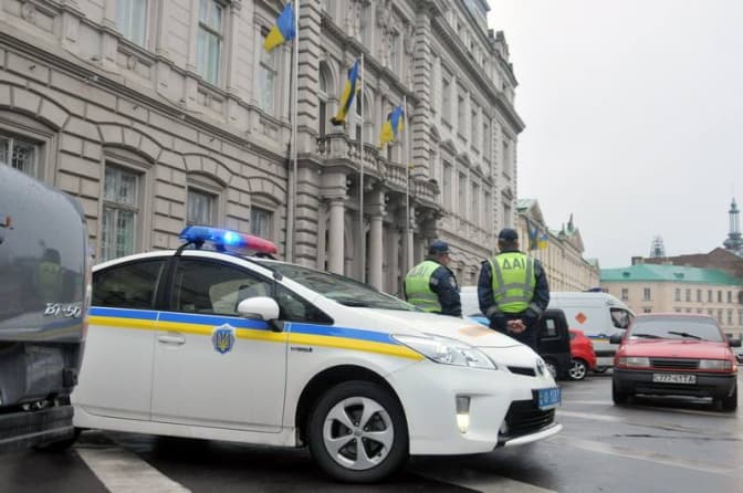 У Львові в кількох місцях одразу шукають вибухівку. Оновлено