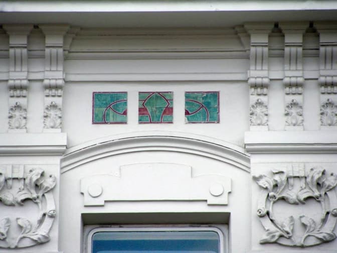 Майолікова плитка на фасаді будинку на вулиці Богомольця, 6 (facebook.com/LvivArchitecture)