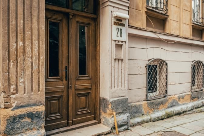 У Львові на Драгоманова відреставрували старовинну дубову браму. Фото