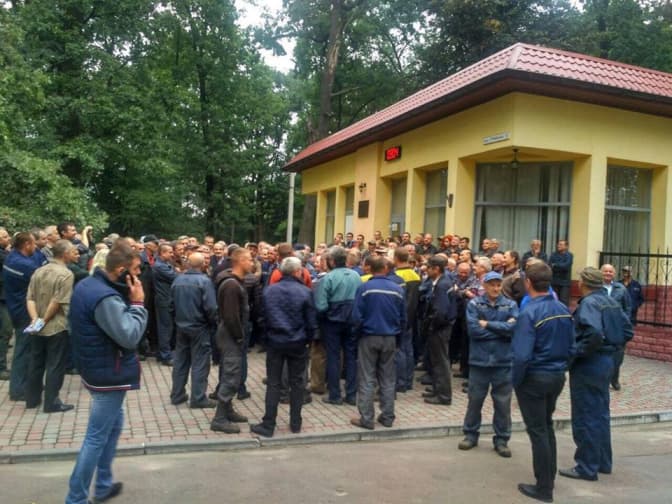 Працівники пікетують Львівський бронетанковий завод через повернення на роботу директора