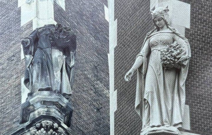 Плакат, який розмістили на риштуванні. Суспільне Львів