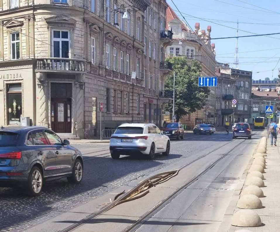 На вул. Івана Франка підняло рейку колії / фото: ЛМР
