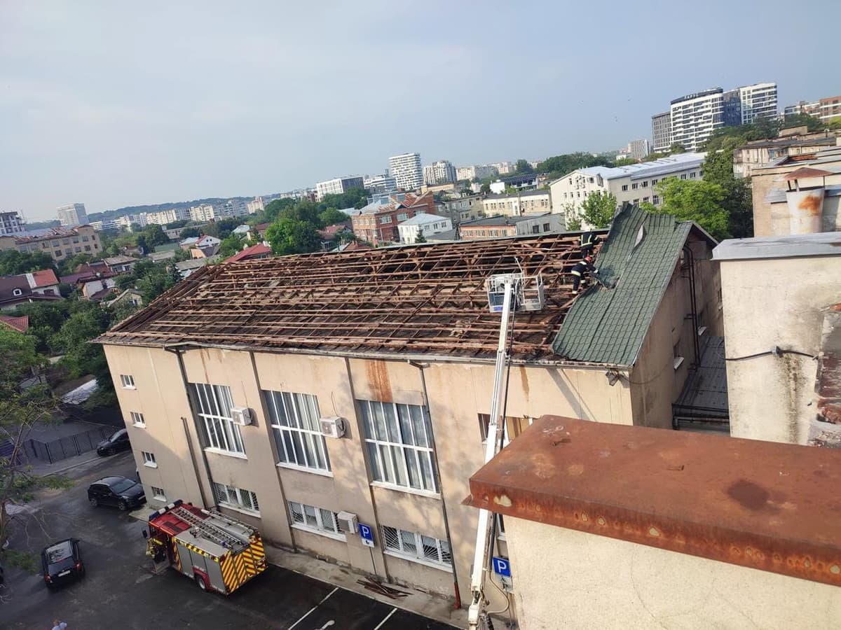 Наслідки стихії у Львові, куди звертатися, якщо не працює кондиціонер у транспорті та як нині на Львівщині відключатимуть світло. Ключове за 29 червня