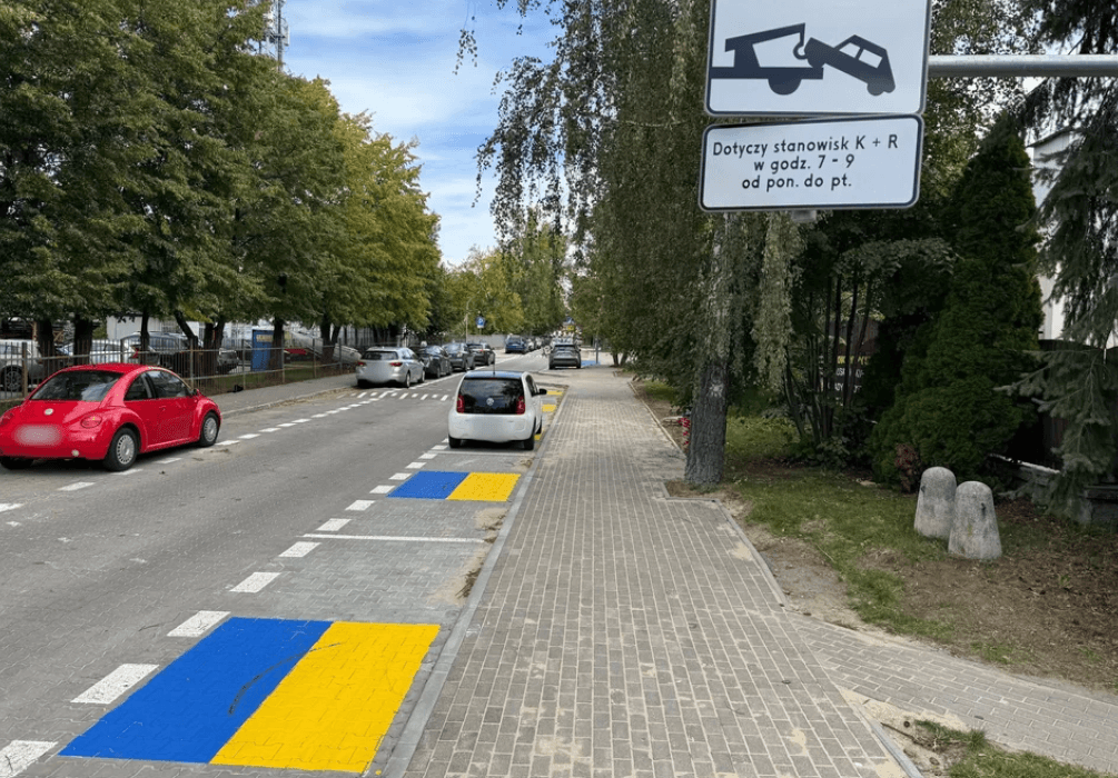 Поляки обурились, подумавши, що синьо-жовті паркомісця облаштували для українців, та виявилось, що це не так