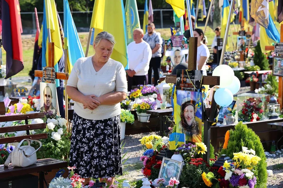 У Львові у День Незалежності України вшанували полеглих воїнів / фото: ЛОВА