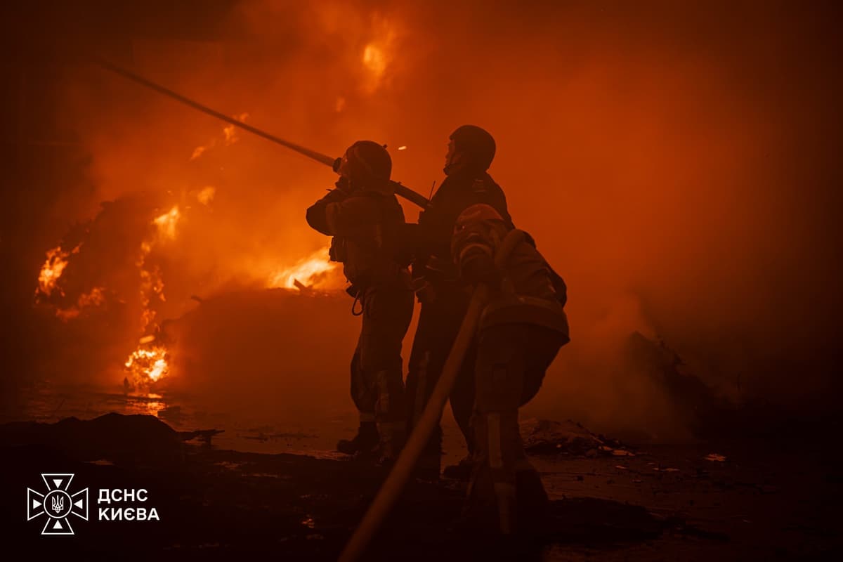 Третя атака за добу: у Києві ліквідували пожежу після повторного обстрілу