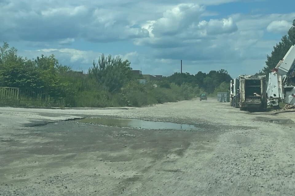 Стан дороги на вул. Конюшинній / фото: ЛМР