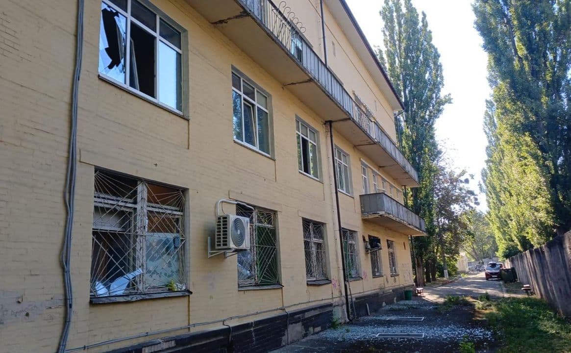 Пошкоджена дитяча лікарня в Солом’янському районі внаслідок атаки рф 20 серпня 2026 року. Фото: КМДА