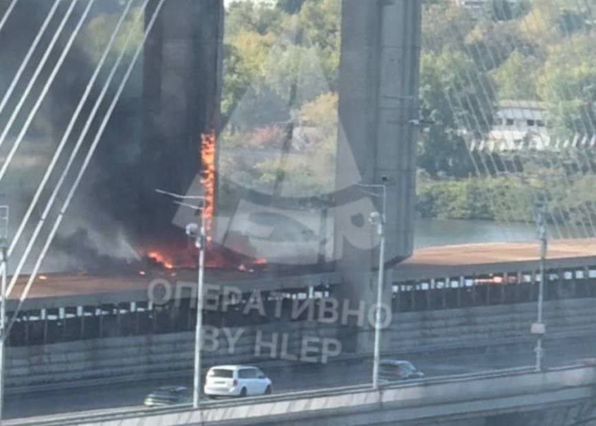 Російські дрони влучили у Південний міст у Києві, рух метро та автобусів обмежили