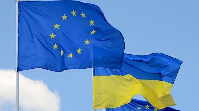Прапор України і прапор ЄС