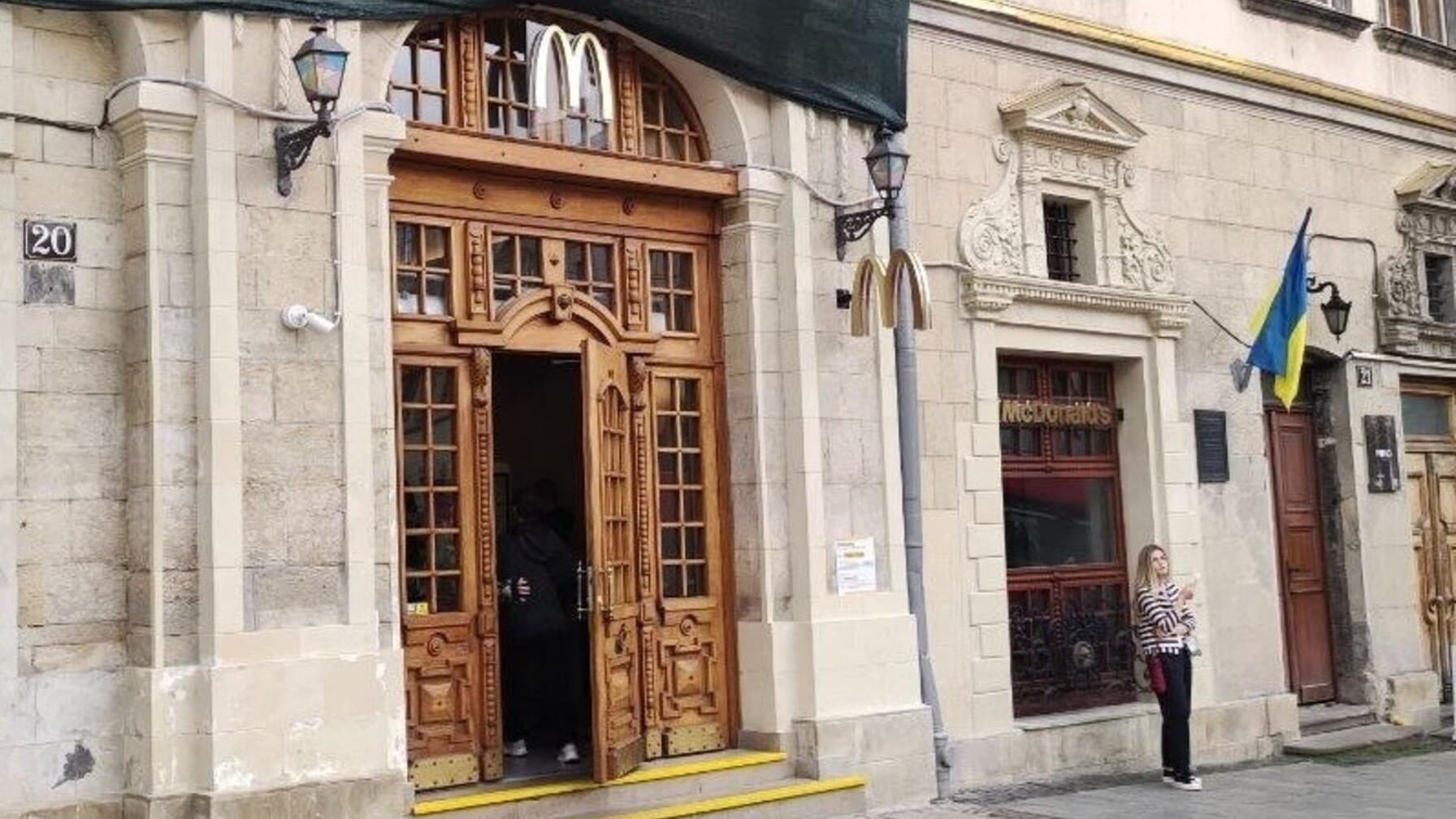 Після зустрічі з мешканцями та мерією, ресторан McDonald's прибере джерела шуму та запахів з двору на площі Ринок / фото ЛМР