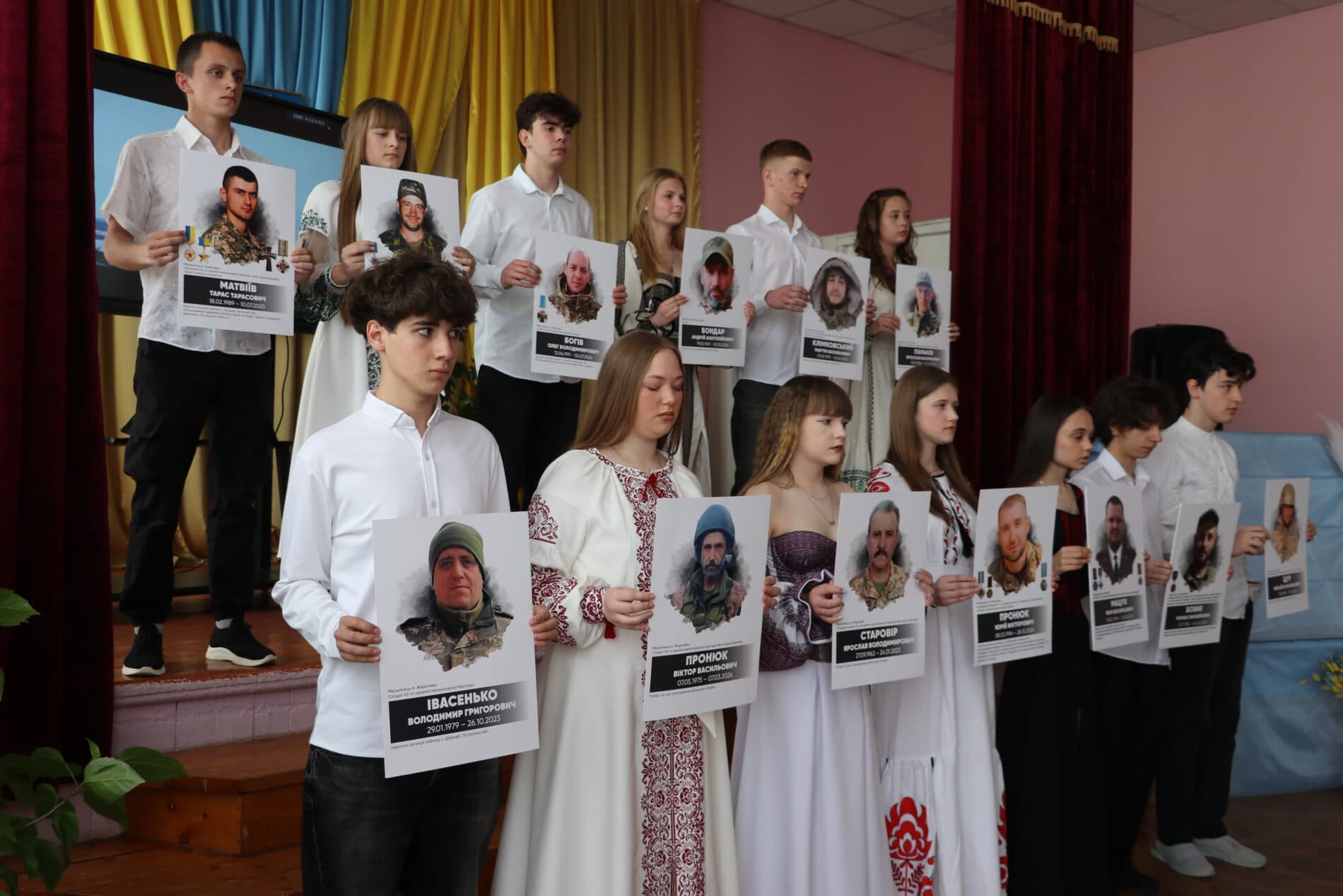 На відкритті музею також розмістили портрети, особисті речі та історії 13 випускників школи, які загинули за Україну