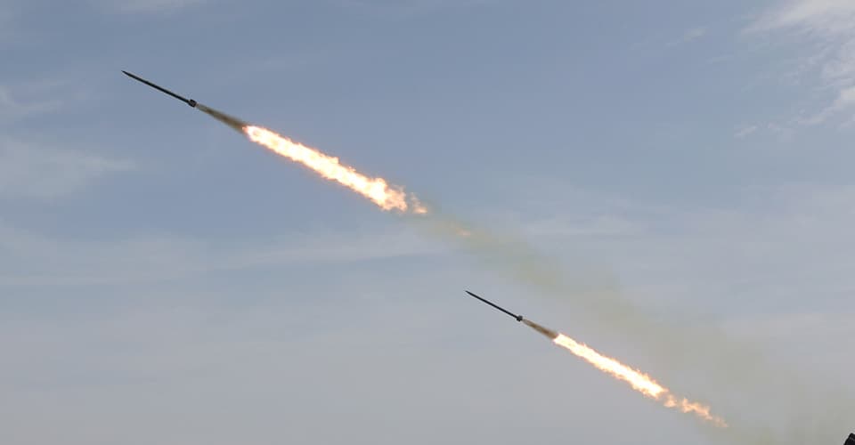 Зеленський повідомив про нові удари рф, ризики для Білорусі та далекобійну відповідь України: підсумки наради з силовиками