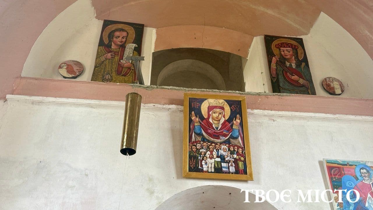 Дзвін із гільзи біля унікальної ікони покійної дружини Лева Скопа — видатноі художниці Тетяни Думан.