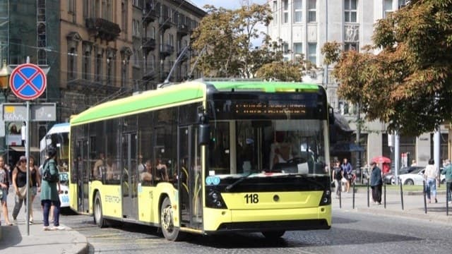 На вулиці Мазепи у Львові тролейбус наїхав на пішохода