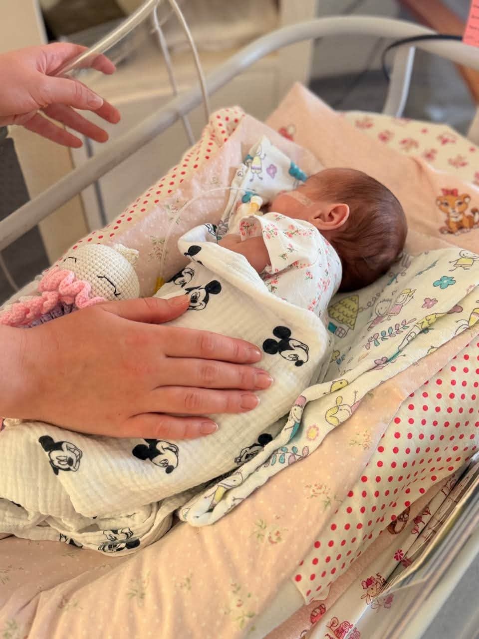 Від 900 грамів до понад 2 кг: історія маленької Квітки, яка передчасно народилася у Львові / фото: університетська лікарня