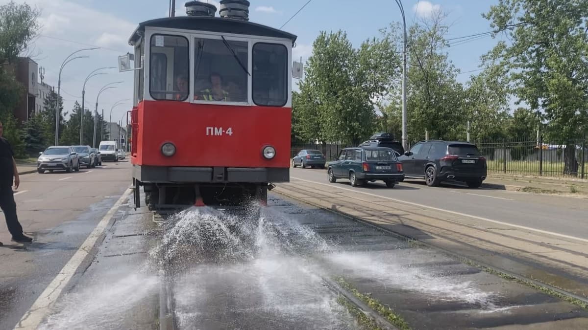 "Купання" рейок у +28°C: у Києві спецтрамваї рятують колії від теплової деформації