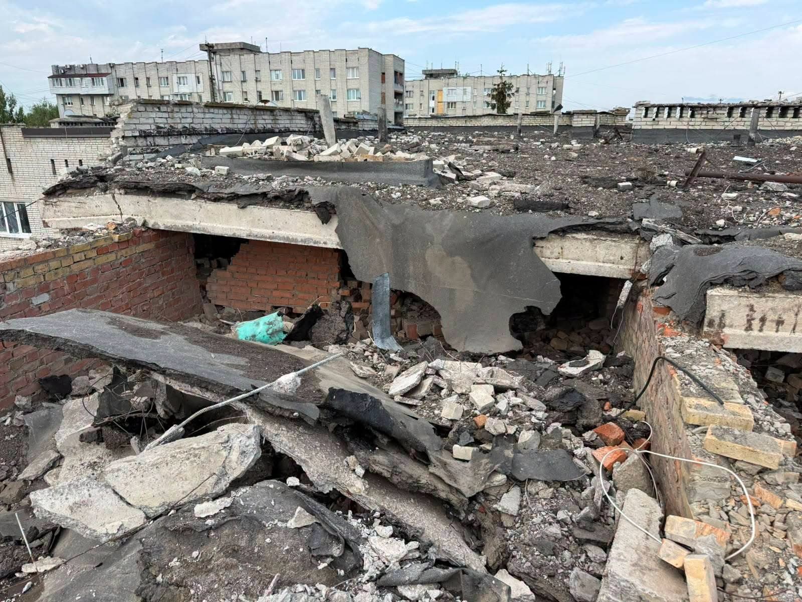 У Львові триває обстеження будинку на Патона, 25, пошкодженого російською атакою / фото: Залізнична РА