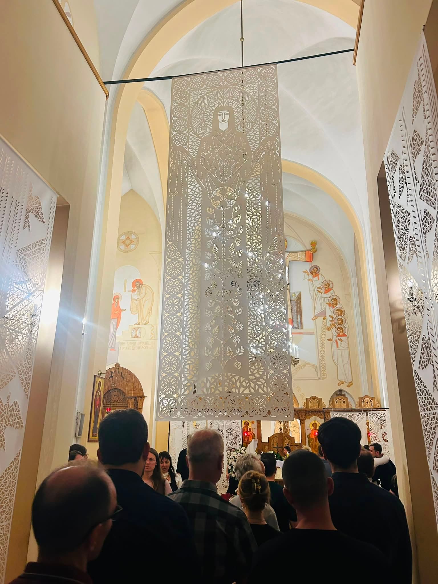 Напереодні у церкві св.Климентія відбувся парастас за упокій душі мисткині. Монументальні витинанки Дарії Альошкіної прикрасили храм...