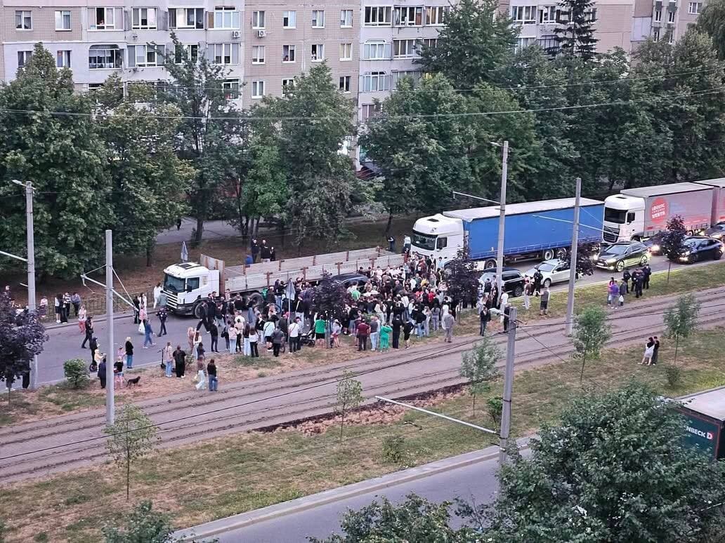 Конфлікт на Сихові переріс у масові сутички із постраждалими / фото з мережі