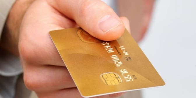 Два банки почали видавати фізичні картки з Covid-тисячею