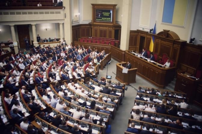 «Антиукраїнські норми». Що не так із законом про медіа, який просувають нардепи