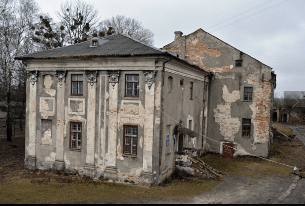 На Львівщині руйнується фортеця-пам'ятка архітектури. Фото