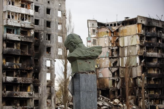 Пам'ятник Шевченку у зруйнованій Бородянці на Київщині/Фото: Дмитро Ларін