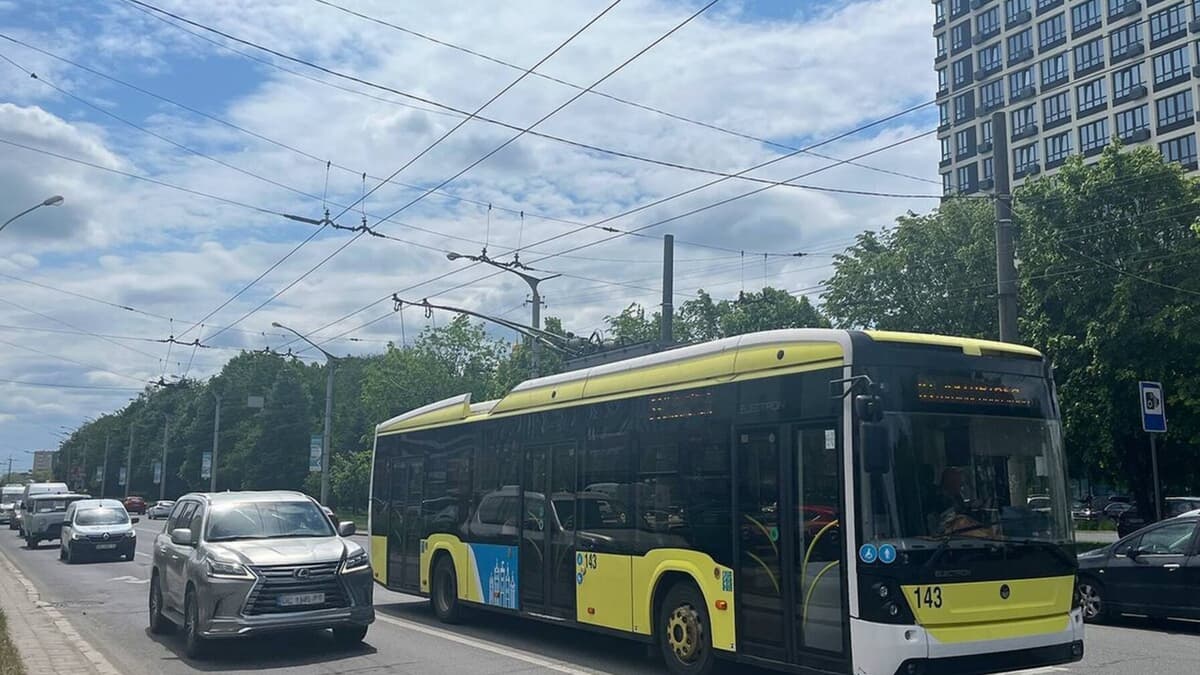 Вулиця Патона досі закрита для проїзду: громадський транспорт Львова курсує зі змінами