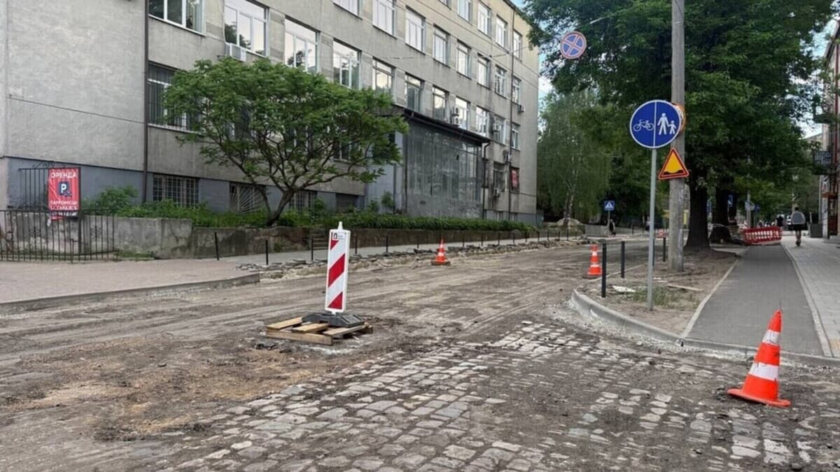 На Героїв УПА у Львові знову виявили старовинну бруківку: що чекає на знахідку
