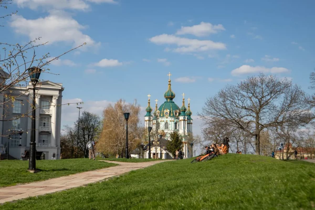 Нічні заморозки та весняне потепління: якою буде погода у Києві та області протягом тижня