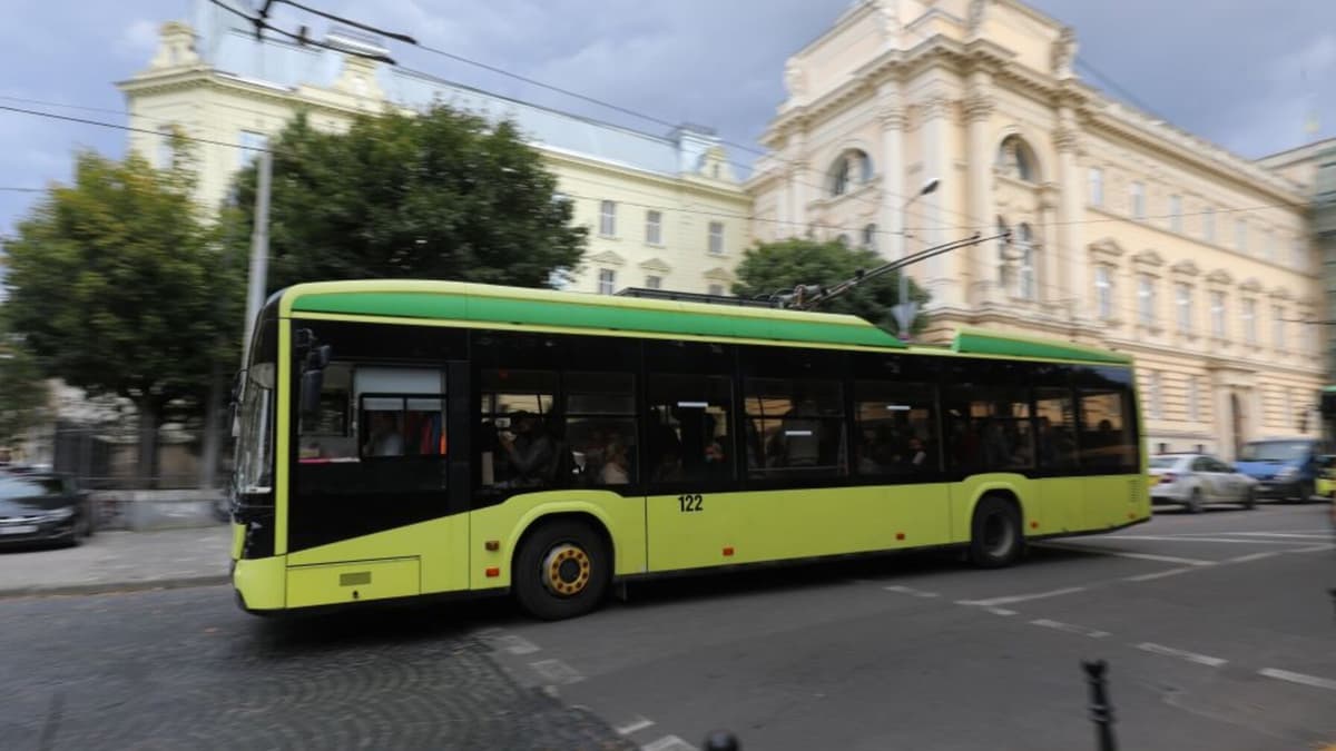 У Львові на вихідні посилять транспорт до міських кладовищ