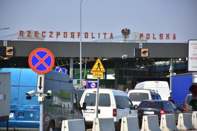 На чотирьох пунктах пропуску на Львівщині фіксують черги. Де найбільші