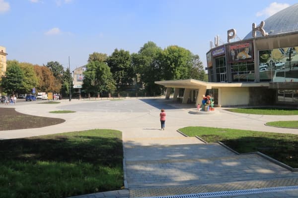 У Львові біля цирку облаштували новий паркінг
