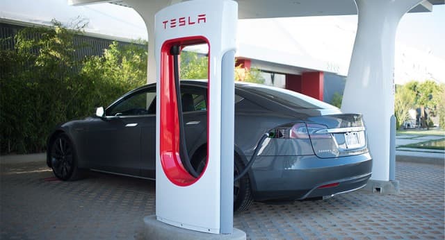 Tesla хоче відкрити біля Львова станцію зарядки електромобілів