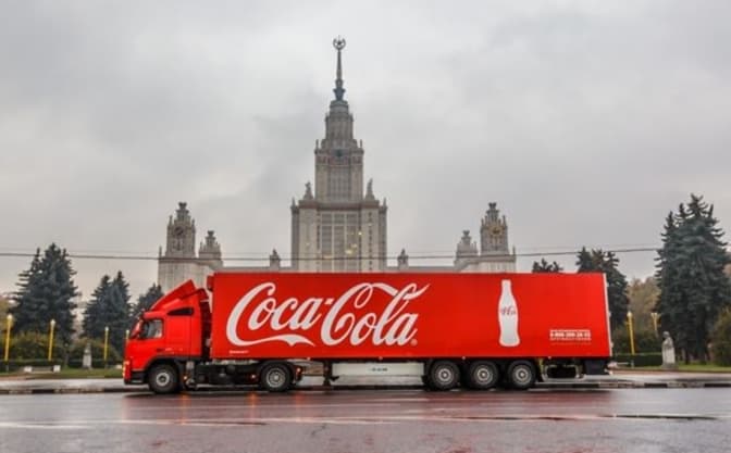 Coca-Cola таки зупиняє діяльність у Росії