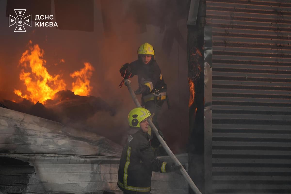 Двоє постраждалих і пожежі: що відомо про наслідки атаки на Київ